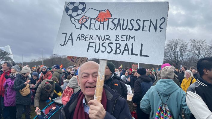 "Rechtsaussen? ja, aber nur beim Fussball" steht am 03.02.2024 auf einem Plakat bei der "Wir sind die Brandmauer" Demonstration in Berlin. (Quelle: rbb/Mara Nolte)