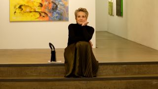 Sharon Stone auf Treppe in Galerie in Berlin (Quelle: rbb)