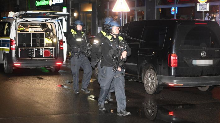 Polizeieinsatz: Ein Schwerverletzter nach einer Schießerei in der Sonnenallee, Berlin Neukölln. (Quelle: M. Pudwell)