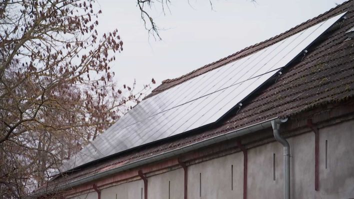 Photovoltaik auf denkmalgeschütztem Hof. (Quelle: rbb)