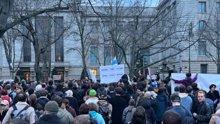 Menschen demonstrieren vor der russischen Botschaft. (Quelle: rbb)