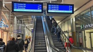 Fahrgäste im S-Bahnhof Alexanderplatz am 16.02.2024.(Quelle:rbb/T.Harasim)