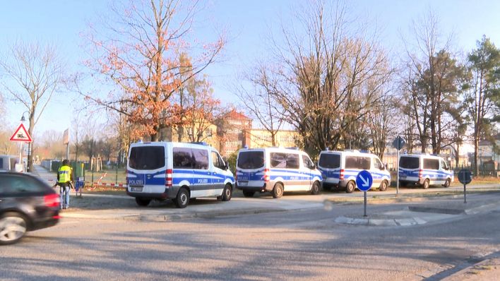 Amok-Alarm in Gesamtschule - Mann mit Schreckschusswaffe am 08.03.3024 in Märkisch-Oderland festgenommen. (Quelle: TNN)