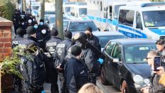 Die Räumung der Remmo-Villa im Bezirk Neukölln wird von einem großen Polizeiaufgebot begleitet. (Quelle: Morris Pudwell)