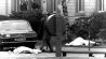 Die zugedeckten Leichen von Siegfried Buback (hinten) und Wolfgang Göbel. Der höchste Ankläger der Bundesrepublik ist am 7. April 1977 in Karlsruhe durch Schüsse aus einer Maschinenpistole getötet worden. (Quelle: dpa/Heinz Wieseler)