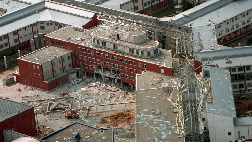 Ein Luftbild zeigt das durch einen Sprengstoffanschlag am 27. Maerz 1993 schwer beschädigte Gebäude der Justizvollzugsanstalt Weiterstadt. (Quelle: dpa/FOTOPRES)