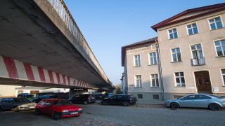 ARCHIV - Autos parken am 28.10.2015 unter der Brücke der Bundesstraße 158, die durch den Kurort Bad Freienwalde im Landkreis Märkisch-Oderland (Brandenburg) führt