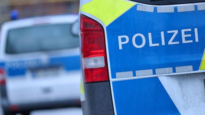 Symbolbild:Zwei Fahrzeuge der Berliner Polizei im Einsatz.(Quelle:imago images/M.Koch)