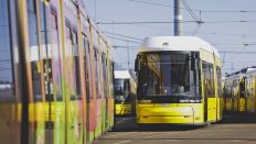 Symbolbild: Trams der Berliner Verkehrsbetriebe BVG stehen auf dem Betriebsbahnhof Lichtenberg in Berlin am 29.02.2024.Quelle: picture alliance/Florian Gaertner)