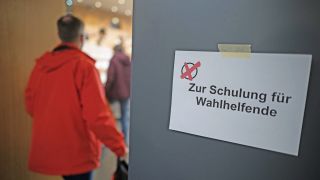 Archivbild: Wahlhelfer gehen am 11.02.2024 zu einer Schulung in die Frei Universität Berlin.(Quelle: picture alliance/Sebastian Gollnow)