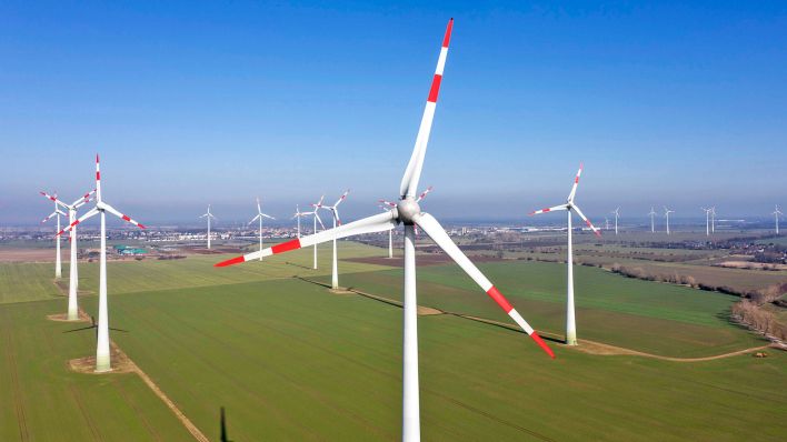 Symbolbild: Windräder bei Nauen am 03.03.2021.(Quelle: picture alliance/Jochen Eckel)