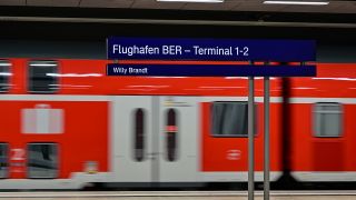 Ein Regionalexpress der Deutschen Bahn fährt in den Bahnhof unter dem Terminal 1 vom Hauptstadtflughafen Berlin Brandenburg "Willy Brandt" (BER). (Quelle: dpa-Zentralbild/Patrick Pleul)