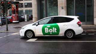 Symbolbild: Ein Wagen mit dem logo des estnische Mobilitaetsdienstleisters Bolt steht an einer Ampelkreuzung in Berlin. (Quelle: dpa/Wolfram Steinberg)