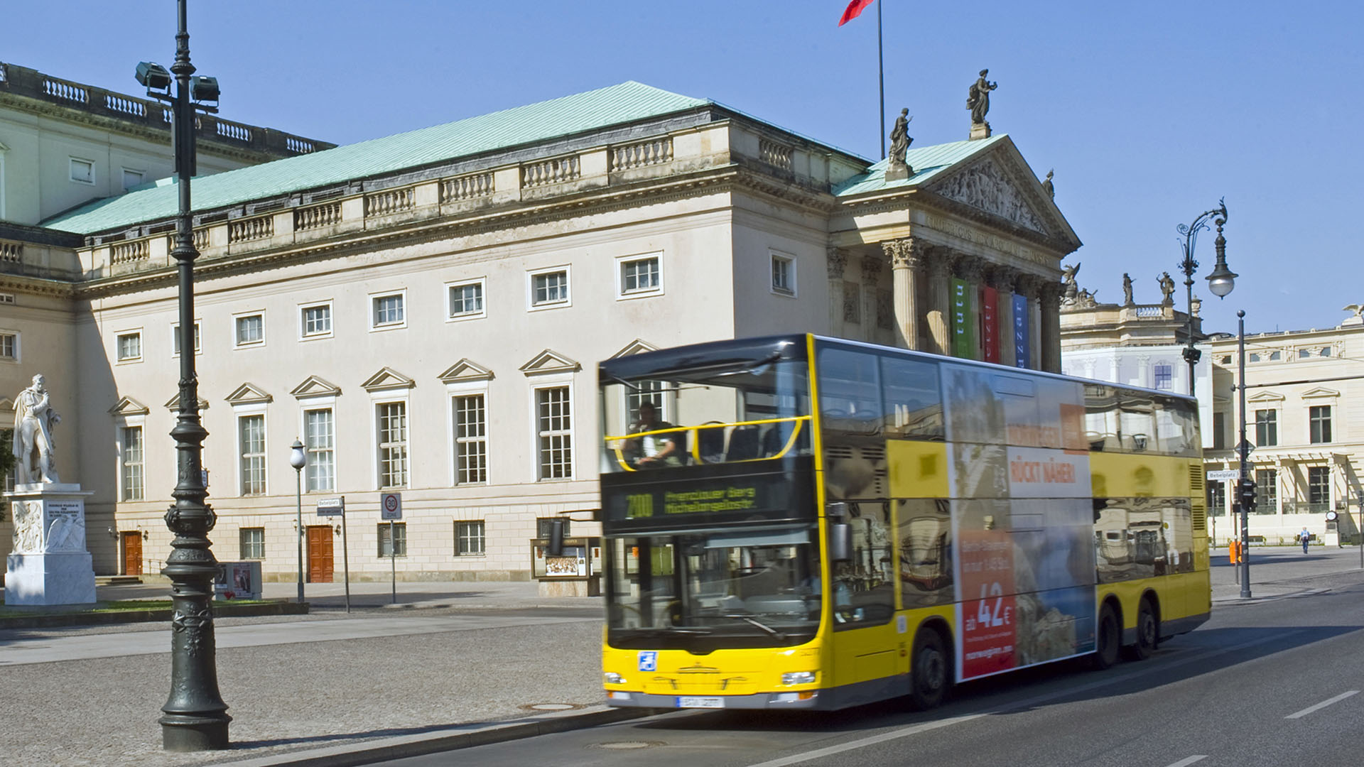 Archivbild: Vor der Deutschen Staatsoper unter den Linden in Berlin hält ein Bus der Linie 200. (Quelle: dpa/Wiedl)