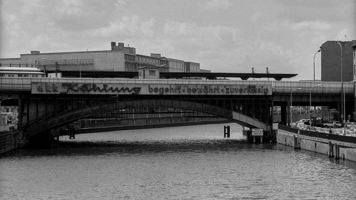 Archivbild: S-Bahnhof Friedrichstraße DDR, Berlin. S-Bahnbrücke über die Spree, am Schiffbauerdamm, von der Weidendammbrücke aus gesehen. (Quelle: imago images/Zöllner)