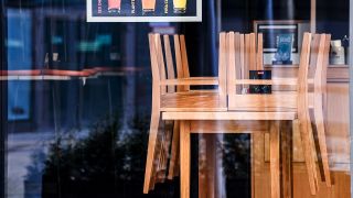 Symbolbild:In der Fensterscheibe eines Restaurants mit hochgestellten Stühlen am Potsdamer Platz ist eine Werbung für Cocktails zu sehen.(Quelle:picture alliance/dpa-Zentralbild/J.Kalaene)