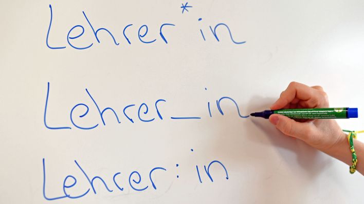 Symbolbild:An einem Whiteboard steht das Wort "Lehrer" in verschiedenen Gender-Schreibweisen.(Quelle:picture alliance/dpa/U.Deck)