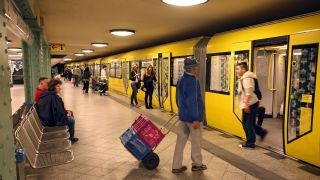 Menschen im U-Bahnhof Gesundbrunnen. (Quelle: dpa/Sorge)