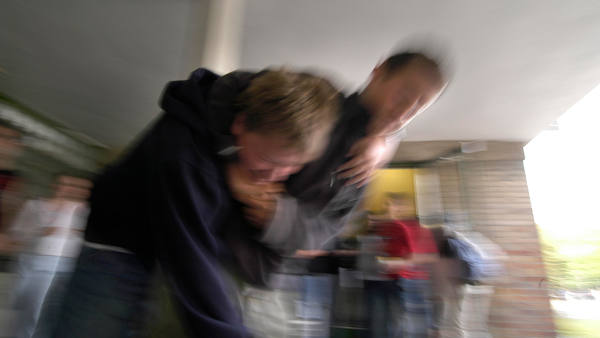 Symbolbild: Zwei Jugendliche prügeln sich und sind von anderen Jugendlichen umstellt. (Quelle: imago images/Michalke)
