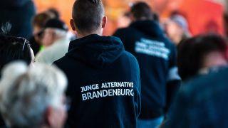 Archivbild: Teilnehmer einer Wahlkampfveranstaltung tragen Kleidung mit der Aufschrift "Junge Alternative Brandenburg". (Quelle: dpa/Hammerschmidt)