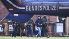 Archivbild: Im Innenhof eines Behördenzentrums wird die frühere RAF-Terroristin Daniela Klette zu einem Hubschrauber geführt. (Quelle: dpa/Deck)