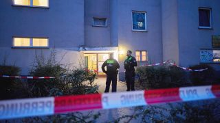 Archivbild: Polizisten sichern den Eingang zum Wohnhaus der früheren RAF-Terroristin Daniela Klette in der Sebastianstraße in Berlin-Kreuzberg. (Quelle: dpa/Carstensen)