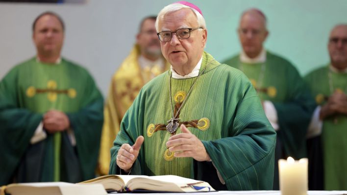 Heiner Koch (Erzbischof von Berlin) beim Gedächtnisgottesdienst für die verstorbenen Mitglieder der Deutschen Bischofskonferenz in der Kirche St. Birgid während der Herbst-Vollversammlung der Deutschen Bischofskonferenz. (Quelle: dpa/Peter Back/Geisler-Fotopress)