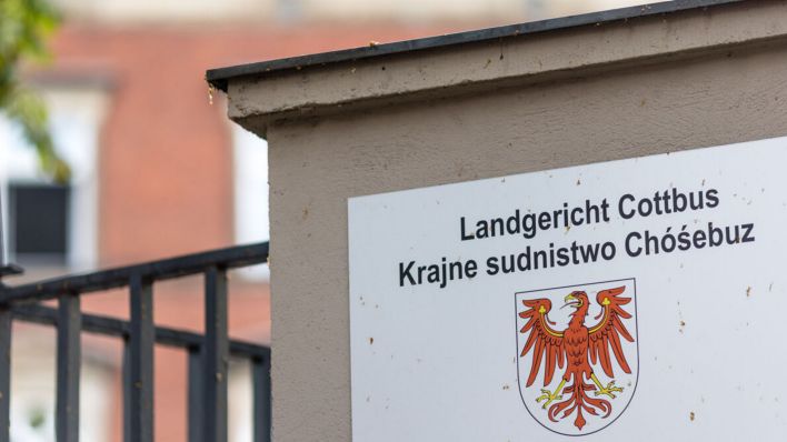 Archivbild: «Landgericht Cottbus» steht auf Deutsch und auf Sorbisch am Eingang zum Hof des Gerichtsgebäudes. (Quelle: dpa/Hammerschmidt)