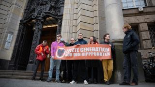 Archivbild: Klimaaktivisten der Letzten Generation stehen vor dem Beginn eines Prozesses am Kriminalgericht Moabit. (Quelle: dpa/Gollnow)