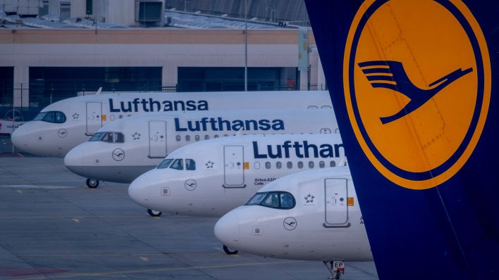 Archivbild: Geparkte Lufthansa-Maschinen stehen an einem Flughafen geparkt. (Quelle: dpa/Probst)