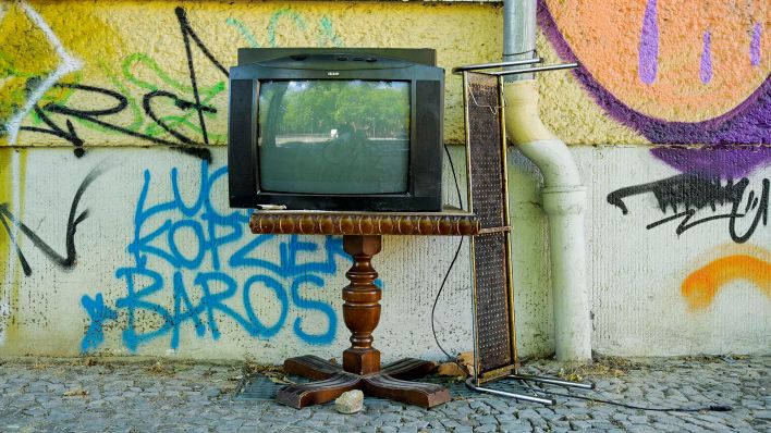 Symbolbild:Ein alter Röhrenfernseher wurde auf einer STraße in Berlin abgestellt.(Quelle:picture alliance/Schoening)