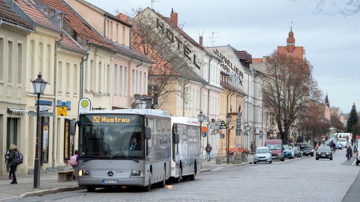Busse unter anderem nach Wustrau warten in Neuruppin (Ostprignitz-Ruppin) an der Haltestelle in der Karl-Marx-Straße. (Quelle: dpa/Soeren Stache)