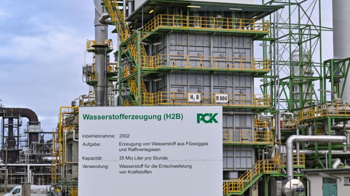 Archivbild: Eine Anlage zur Erzeugung von Wasserstoff auf dem Gelände der PCK-Raffinerie GmbH. (Quelle: dpa/Pleul)