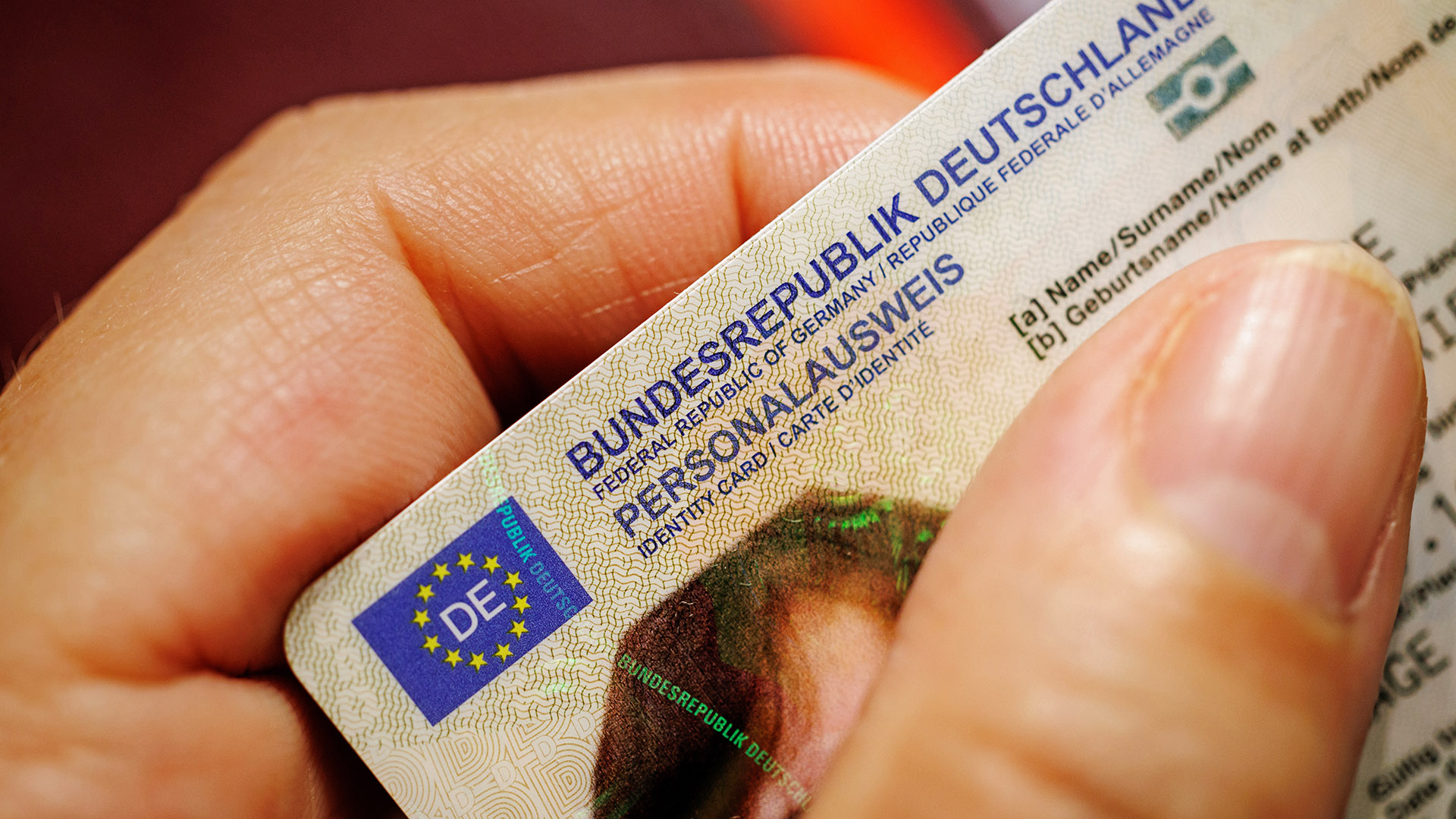 Symbolbild:Eine Frau hält einen modernen Personalausweis der Bundesrepublik Deutschland im Scheckkartenformat in ihrer Hand.(Quelle:picture alliance/dpa/M.Balk)