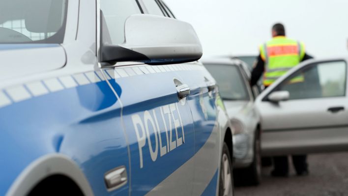 Symbolbild: Polizeieinsatz am Rande einer Autobahn in Brandenburg. (Quelle: dpa/Gabbert)