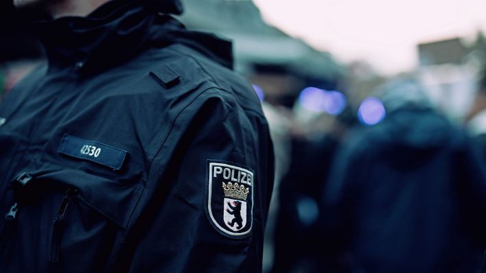 Symboolafbeelding: Een Berliner Polizist bei a Einsatz mit Blaulicht.(Quelle:picture alliantieSZ Photo/F.Bungert)