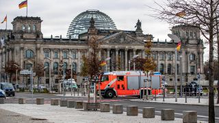 Symbolbild: Wagen der Berliner Feuerwehr fahert mit Blaulicht am Reichstagsgebaeude vorbei im Regierungsviertel. (Quelle: dpa/Gora)