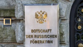Symbolbild: Berlin, Schild in deutsch im Eingangsbereich der Russischen Föderation. (Quelle: dpa/Vladimir Menck)
