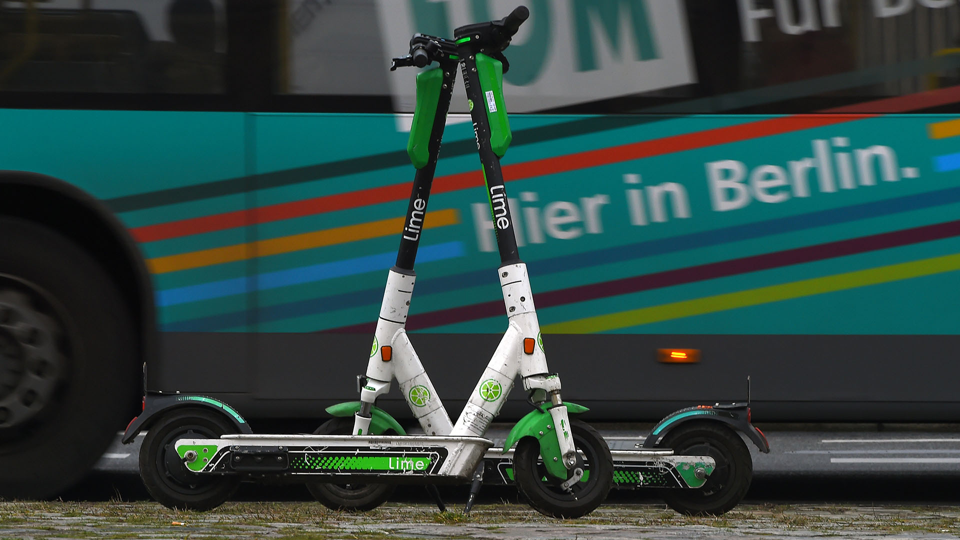 Symbolbild: E-Tretroller der Firma Lime stehen auf einer Verkehrsinsel in Berlin-Mitte. (Quelle: dpa/Wurtscheid)