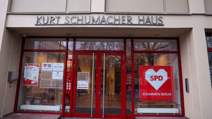 Symbolbild: Außenansicht des Einganges des Kurt-Schumacher-Haus, der Landesgeschäftsstelle der SPD im Wedding. (Quelle: dpa/Matzka)