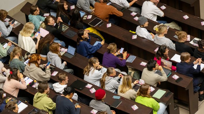 Symbolbild: Studenten nehmen an der Einführungsveranstaltung einer Universität teil. (Quelle: dpa/Peter Kneffel)