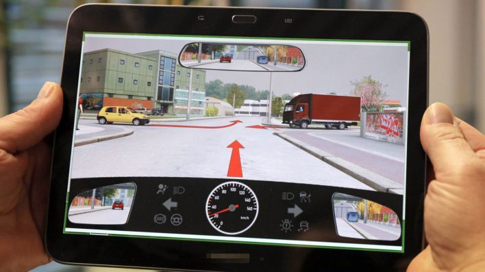 Symbolbild: Bei einer theoretischen Führerscheinprüfung bei der DEKRA zeigt der Prüfer ein Tablet mit einer Prüfungsfrage. (Quelle: dpa/Wüstneck)