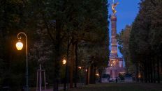 Archivbild: Der Tiergarten wird bei Einbruch der Dunkelheit von Laternen erhellt; im Hintergrund ist die Siegessäule zu sehen. (Quelle: dpa/Zöllner)