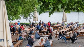 Symbolbild: Zahlreiche Menschen nutzen das gute Wetter zu einem Besuch im Biergarten im Treptower Park in Berlin am 18.05.2023.(Quelle: dpa/Paul Zinken)