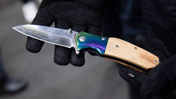 Symbolfoto: Ein Bundespolizist zeigt ein sichergestelltes Messer am Berliner Bahnhof Ostkreuz. (Quelle: dpa/Paul Zinken)