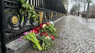 Blumen liegen am Zaun der Russischen Botschaft, die nach dem Anschlag in Moskau dort abgelegt wurden.