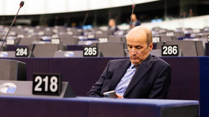 Archivbild:Nicolaus Fest sitzt im Gebäude des Europäischen Parlaments am 18.10.2023.(Quelle:dpa/P.v.Ditfurth)
