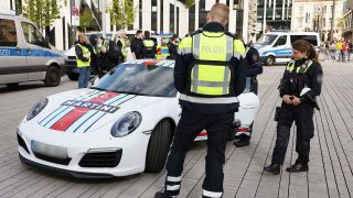 Polizeibeamte kontrollieren einen Porsche beim Tuner- und Poser-Treffen am "Car-Freitag". (Foto: dpa)