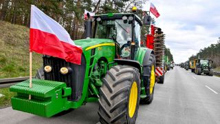 Archiv: Landwirte aus Polen sind auf der Autostrada A2 (Europastraße 30) mit ihren Fahrzeugen in Richtung deutsch-polnische Grenze unterwegs. (Foto: dpa)