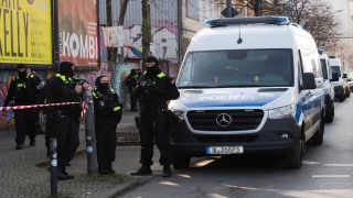 Polizisten stehen bei einem Einsatz vor einem Gelände in Berlin.